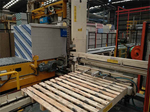 全自動垂直パレットストラップ