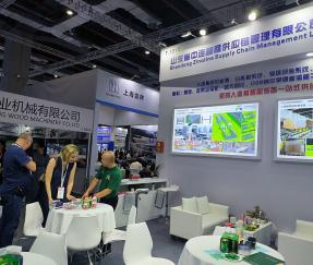 ロシアのクライアントが木工展示会で人工ボード産業の自動包装ラインの技術とビジネスについて話し合う