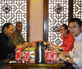 アルジェリアからの顧客が20セットの結束機の注文に関する契約に署名しました