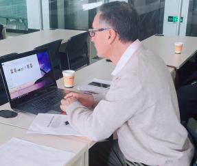 自動スタッキング、結束、巻き取りおよびコーナー保護包装システムのプロジェクトの契約に署名するエクアドルのクライアント