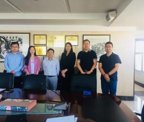 政府プロジェクトの契約に署名したラオスのクライアント