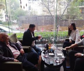 トップシープディスペンサー付き自動ターンテーブルラッパー10セットの注文に関する契約に署名するシンガポールからのクライアント