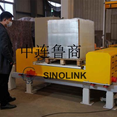 クライアントのエンジニアが機械を検査中