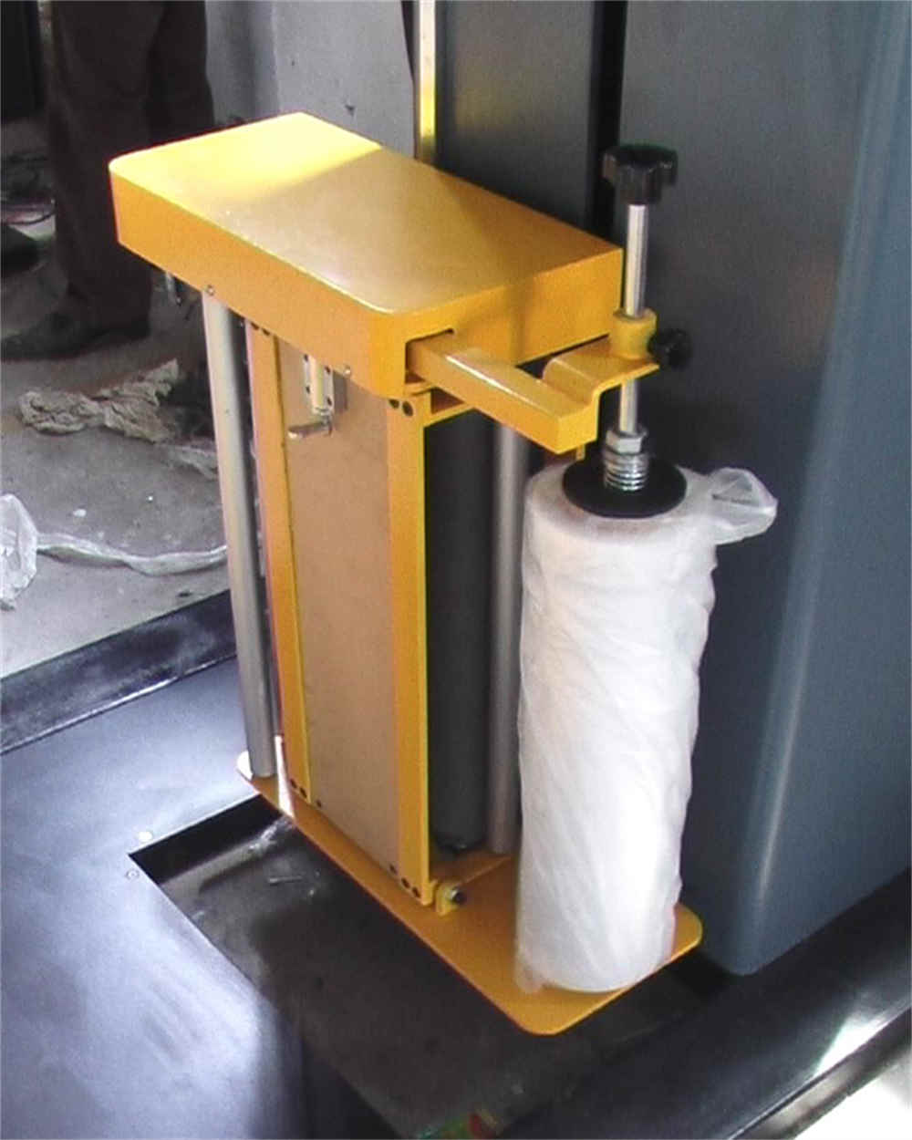 技術仕様: 項目仕様 ターンテーブルサイズ D=1650mm、H=78mm 包装サイズ 500-1200mm (L) *500-1200mm (W) 梱包高さ Max.2400mm (1800/2800mm あり) ターンテーブル積載量 Max.2000kgs 機械重量 800kgs 機械出力1.5kw ターンテーブル回転数 0-14RPM (調整可能、ソフトスタート&ストップ) 電源電圧 単相220V 包装材料 LLDPEストレッチフィルム 主な性能: 制御システム: 1.プログラム制御ユニット統合機; 2.ラッピングレイヤーと時間を設定できます。 3.光電スイッチ、商品の高さを自動的に感知します。 4.強化されたラッピング機能により、特定の部分を特別に保護できます。 5.オーバートップ時間設定機能。ターンテーブル駆動: 1.ターンテーブル周波数変換速度:0-12rpm; 2.ターンテーブルはチェーンによって駆動され、正確な位置決めが可能です。 3.ターンテーブルは自動リセットできます。 4.ターンテーブルの下部にあるフォークリフトスロット。フィルムキャリッジシステム: 1.プレストレッチキャリッジによる駆動、最大250%のストレッチ率、ダブルチェーンデザイン、安定性と信頼性。 2.ACモーターがフィルムを引き伸ばし、周波数変換器が張力を調整します。 3.フィルムキャリッジの上昇または下降とフィルムの速度調整は個別に調整できます。 4.上部と下部のラッピング層は個別に制御されます。 5.一回引き可能なフィルム方式のサーボ機構。 Technical Specification: Item Specification Turntable size D=1650mm, H=78mm Wrapping size 500-1200mm (L) *500-1200mm (W) Packaging height Max.2400mm (1800/2800mm available) Turntable loading Max.2000kgs Machine weight 800kgs Machine power 1.5kw Turntable speed 0-14RPM (adjustable, soft start & stop) Power supply voltage Single-phase 220V Packing material LLDPE stretch film Main performance: Control system: 1.Program control unit integrated machine; 2.Wrapping layers and times can be set; 3.Photoelectric switch, automatically sensing the height of goods; 4.Reinforced wrapping function, which can protect certain parts specially; 5.Overtop time setting function. Turntable driving: 1.Turntable frequency convension speed: 0-12rpm; 2.Turntable is driven by chain, with accurate positioning; 3.Turntable can automatic reset ; 4.Forklift slot at the bottom of turntable. Film carriage system: 1.Drive by pre-stretch carriage, stretch ratio up to 250%, double chain design, stable and reliable. 2.The AC motor stretch the film, and the frequency converter adjusts the tension; 3.Moving up or moving down of film carriage and the speed of film speeding can be adjusted separately; 4.Top and bottom wrapping layers is controlled separately. 5.Servo mechanism of film system, which can be pulled once.