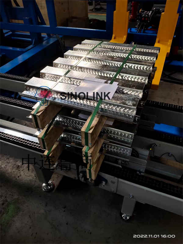 自動クリップ式カラー鋼タイル(形材) 建材 木ブロック結束システム Automatic Clip Type Color Steel Tile (Profile Plate) Building Materials Wooden Blocks Strapping System