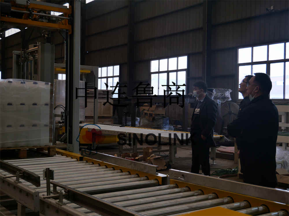 クライアントのエンジニアが機械を検査中 Client‘s Engineer is Examing Machine