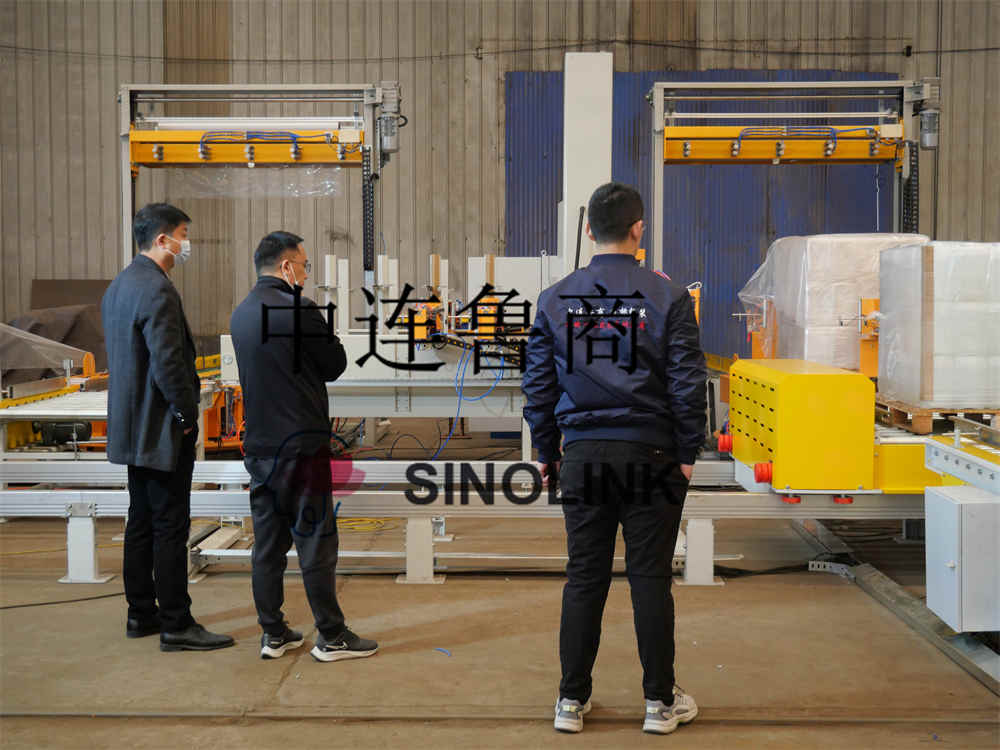 クライアントのエンジニアが機械を検査中 Client‘s Engineer is Examing Machine