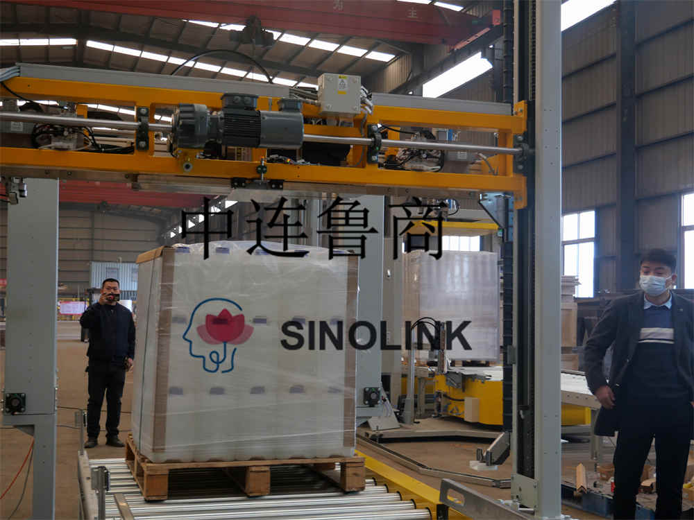 クライアントのエンジニアが機械を検査中 Client‘s Engineer is Examing Machine