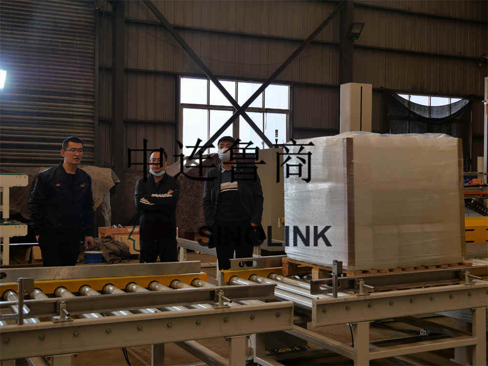 クライアントのエンジニアが機械を検査中 Client‘s Engineer is Examing Machine